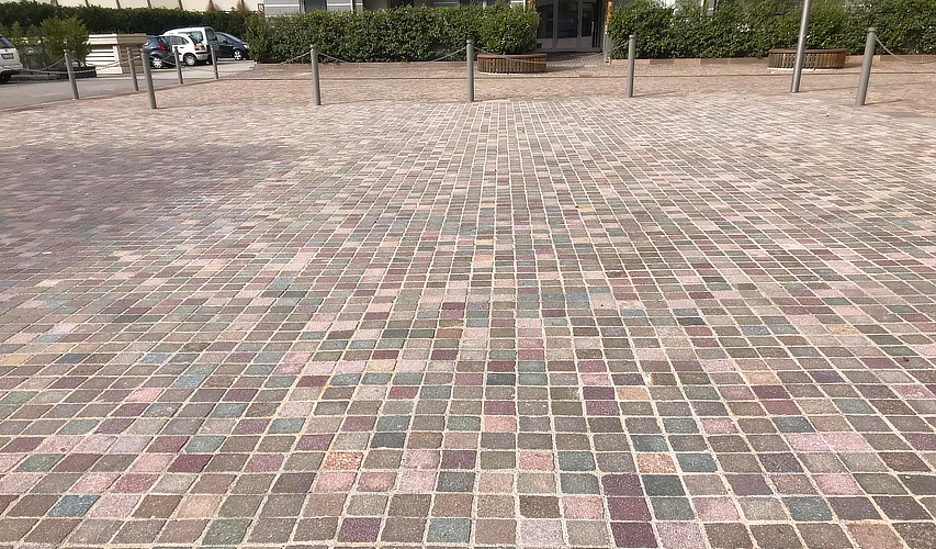Porphyry cubes with flamed surface